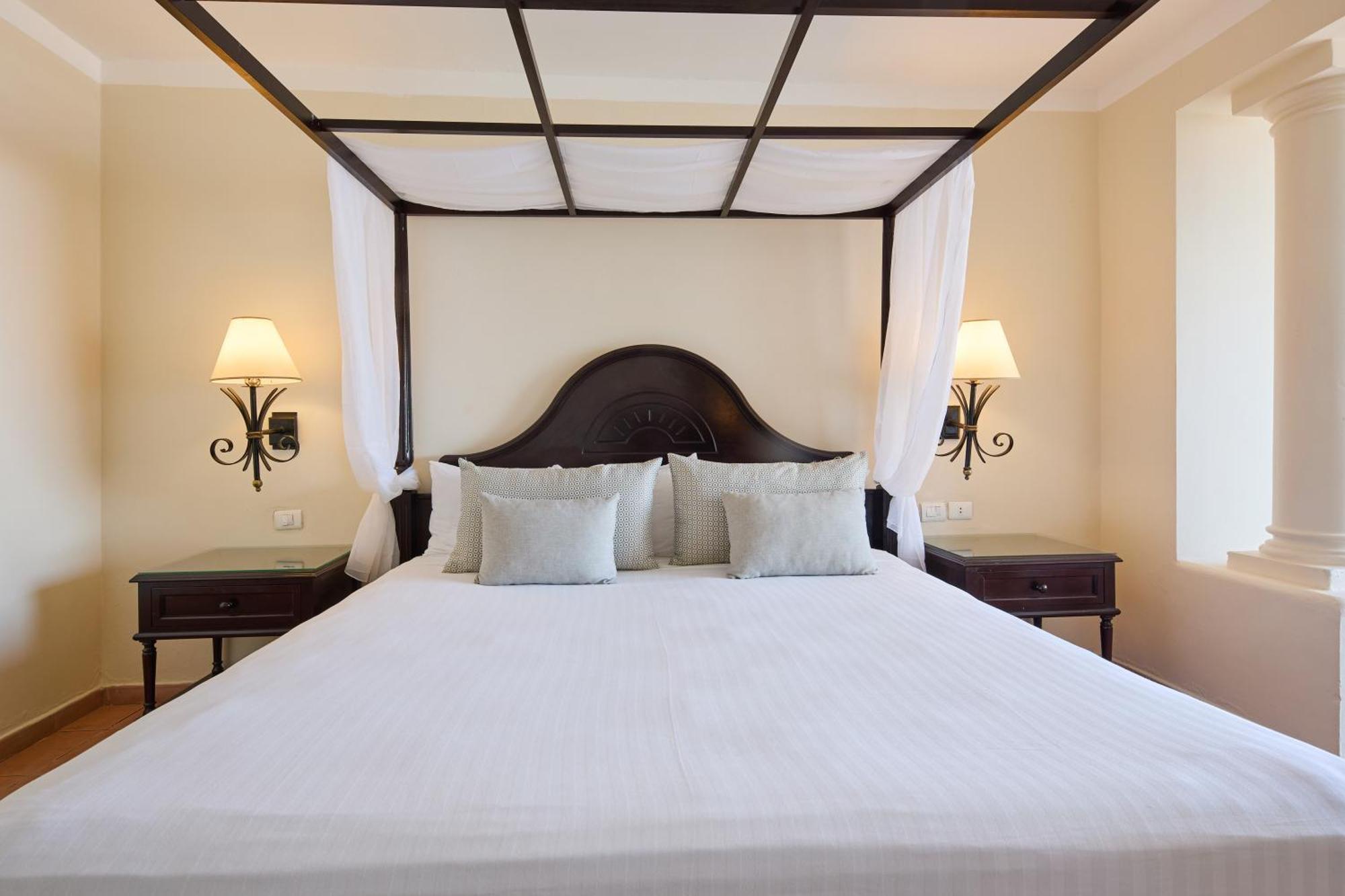 Hotel Bahia Principe Grand Jamaica (Adults Only) Runaway Bay Exterior foto A four-poster bed