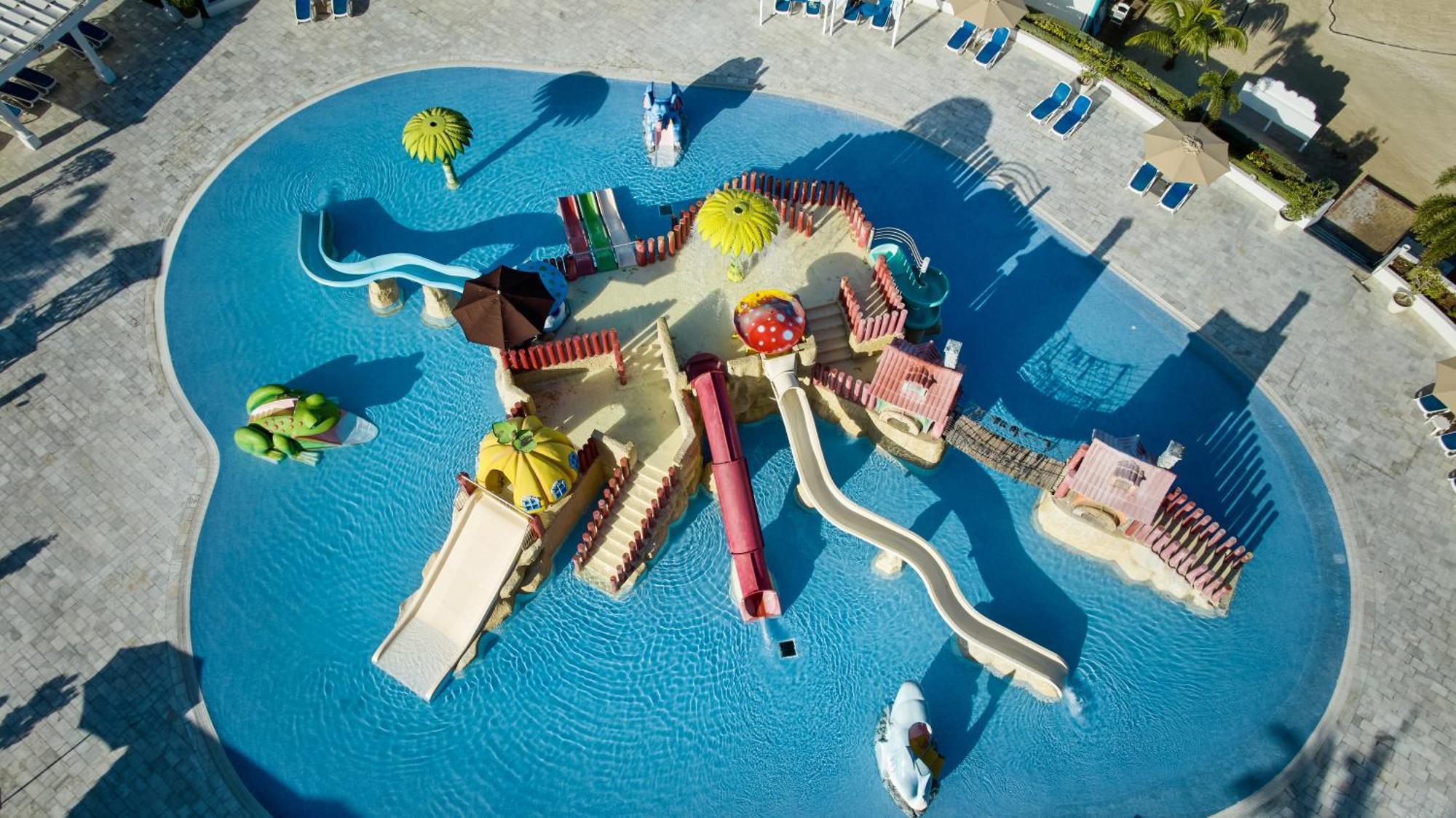 Hotel Bahia Principe Grand Jamaica (Adults Only) Runaway Bay Exterior foto Aerial view of the water park