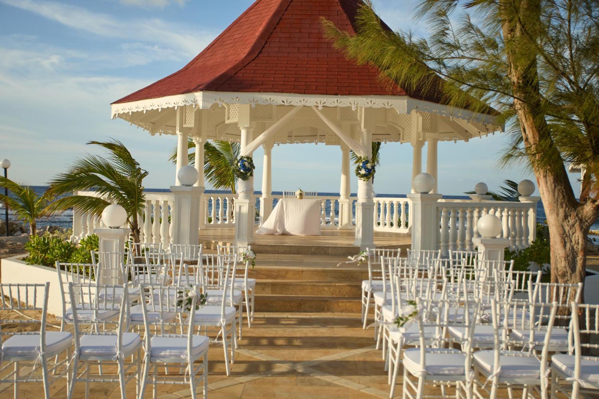 Hotel Bahia Principe Grand Jamaica (Adults Only) Runaway Bay Exterior foto A gazebo at a resort